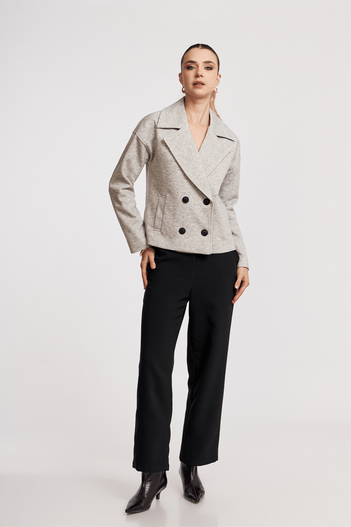 Detalle de la solapa y botones frontales de la Chaqueta Cassia