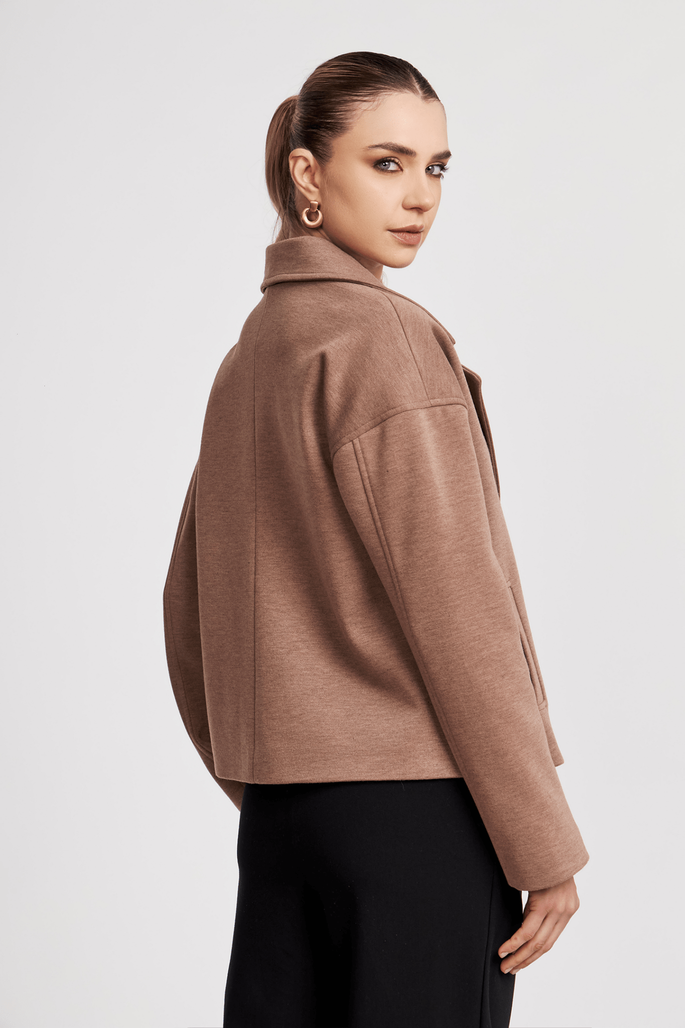 Mujer con chaqueta Cassia de paño liviano con maxi solapa – Bembella