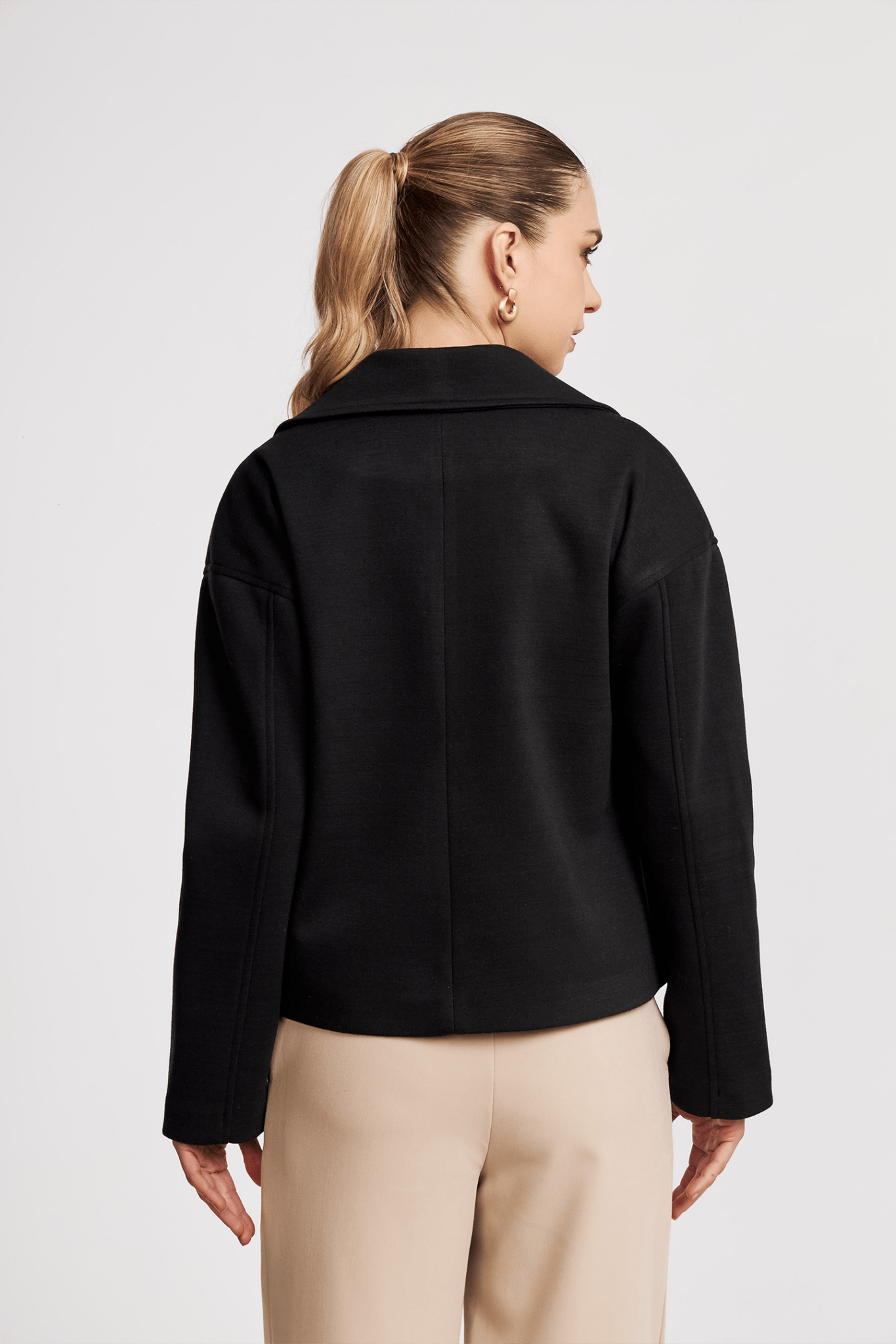 Vista trasera de la chaqueta Cassia – diseño moderno y versátil