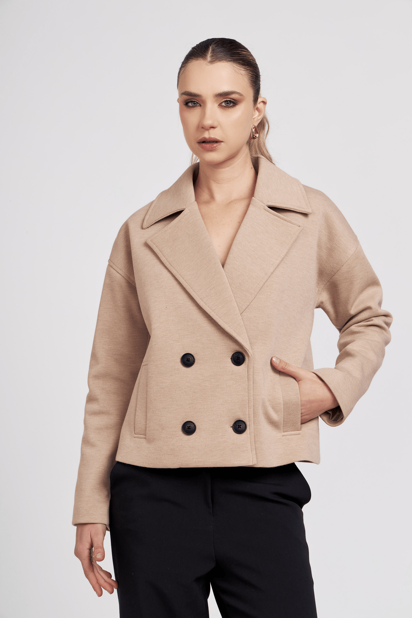 Look elegante con chaqueta Cassia beige – Moda femenina Bembella