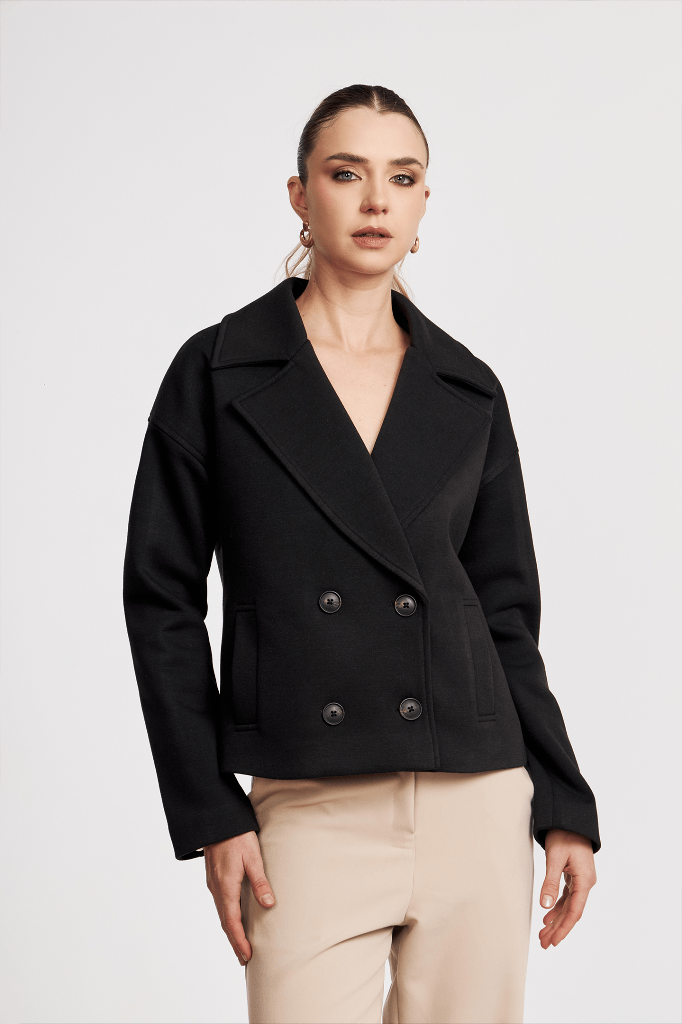 Chaqueta Cassia combinada con jeans y top blanco – Moda Perú