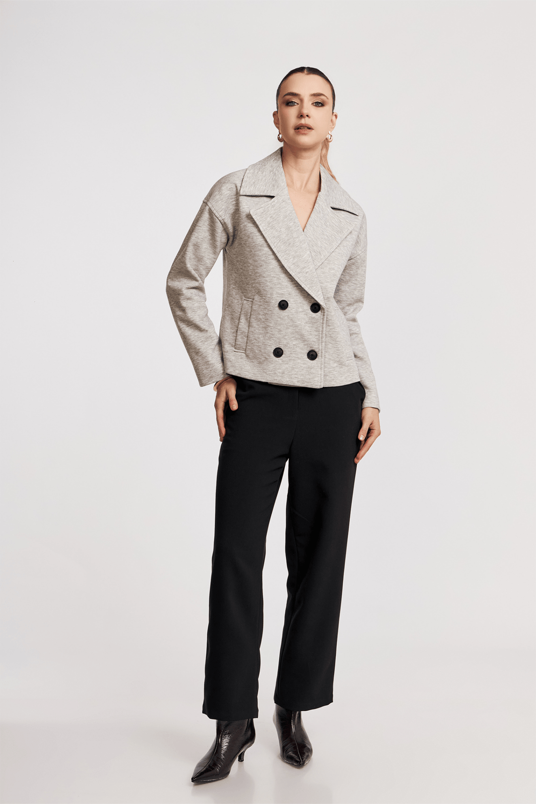 Detalle de la solapa y botones frontales de la Chaqueta Cassia