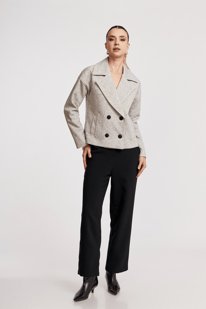 Detalle de la solapa y botones frontales de la Chaqueta Cassia