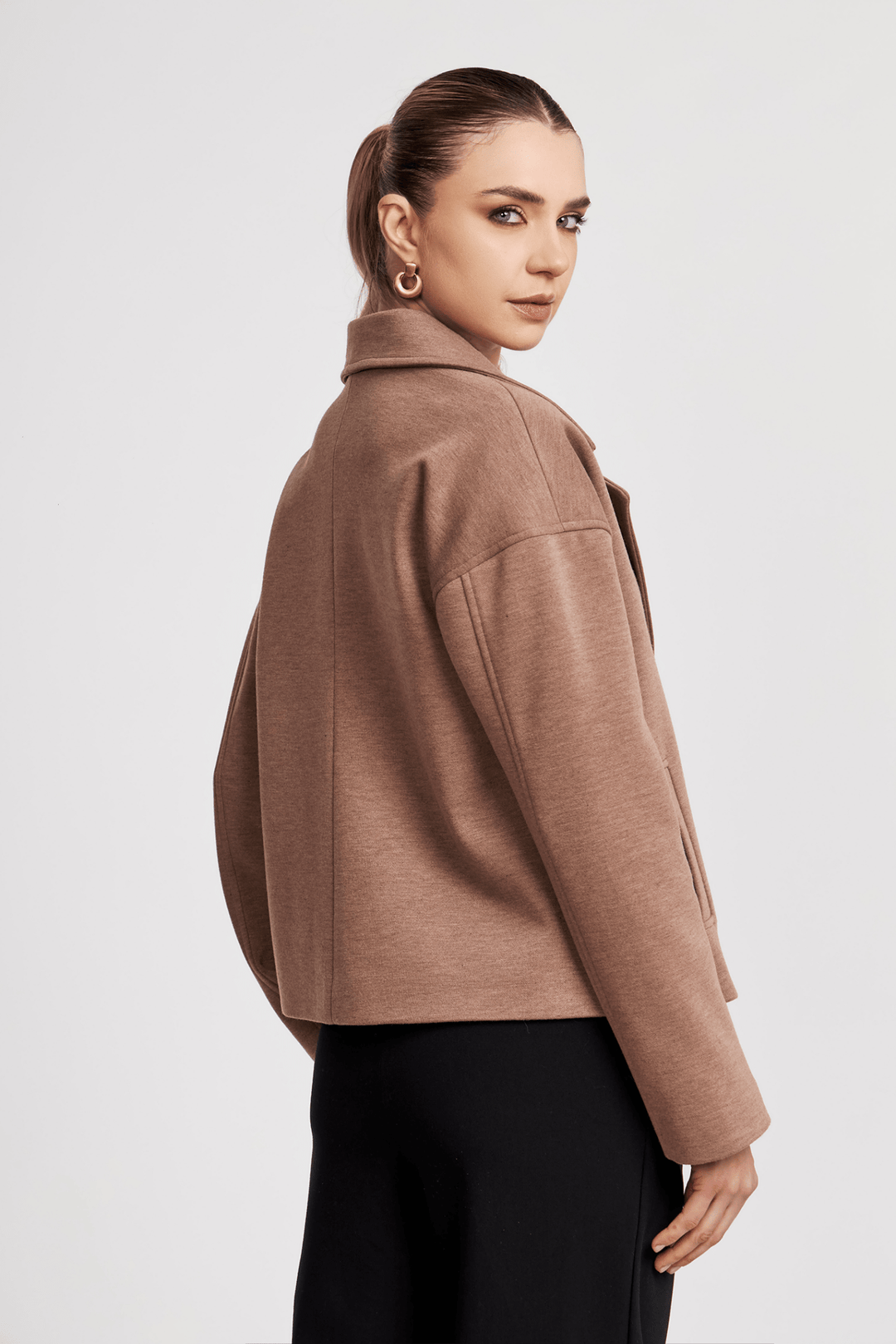 Mujer con chaqueta Cassia de paño liviano con maxi solapa – Bembella